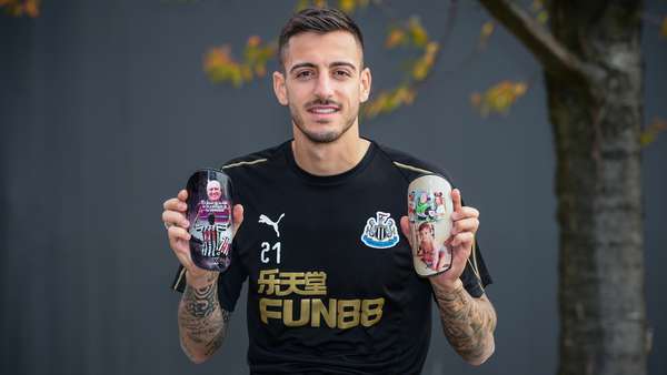 Joselu shin pads sitting.jpg